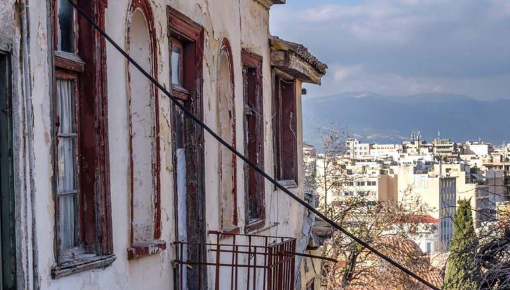 Ετοιμόρροπα κτίρια: «Παγίδες θανάτου» στους ελληνικούς δρόμους